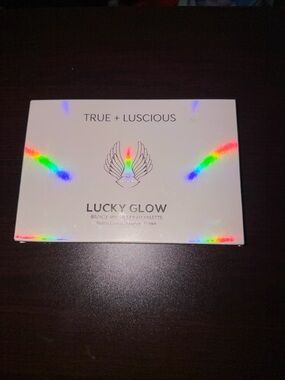 True + Luscious Lucky Glow Bronze and Highlight Palette - White